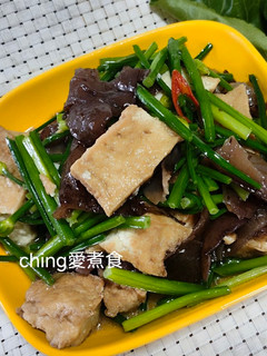 10分鐘上菜-黑木耳炒韭菜花 的食譜成品照片