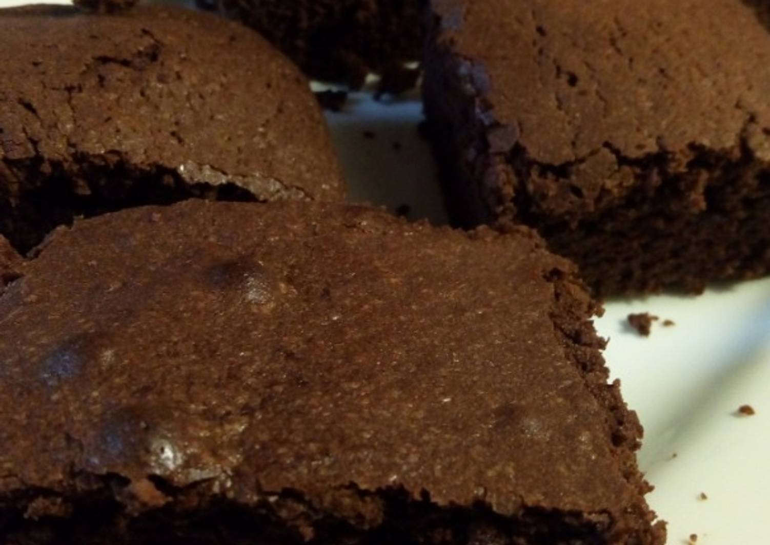 Кефир шоколад. Шоколадный пирог на кефире. Шоколадный пирог на кефире влажный. Шоколадный пирог на кефире с какао. Шоколадный пирог на кефире в духовке влажный.