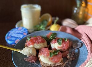 Une photo de Tartines de pain d’épices – Crème au citron – Suprêmes de pamplemousse