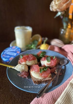 Une photo de Tartines de pain d’épices – Crème au citron – Suprêmes de pamplemousse