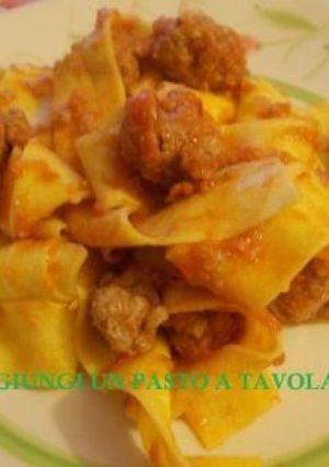 Foto di Pappardelle con polpette al sugo