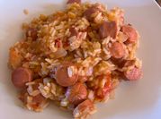 Una foto de arroz con salchichas