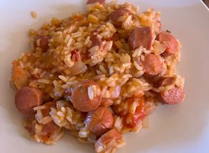 Una foto de Arroz con salchichas