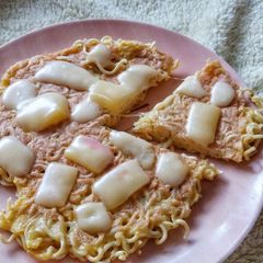 A picture of Ramen and Cheese Omelette.