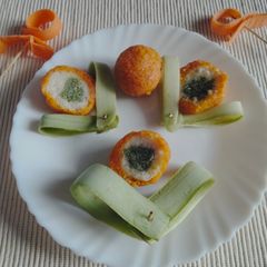A picture of Bottle gourd, carrot & coconut tricolour Laddu.