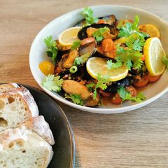 A picture of Dutch black Mussels marinara.