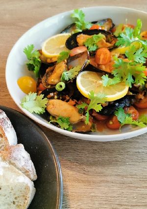 A picture of Dutch black Mussels marinara.
