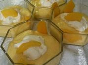 Una foto de postres con durazno