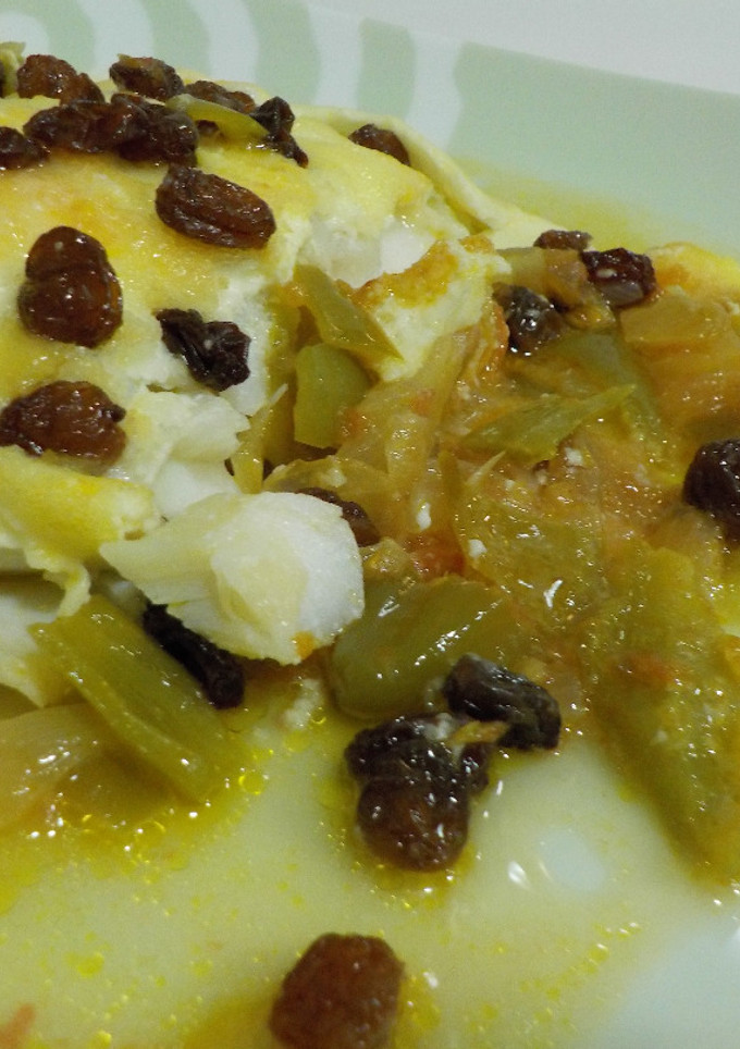 Una foto de Bacalao con alioli al horno y salsa de verduras