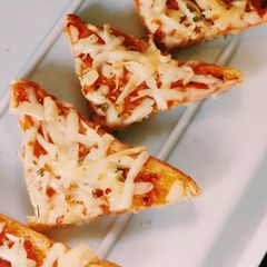 A picture of Open bread pizza.