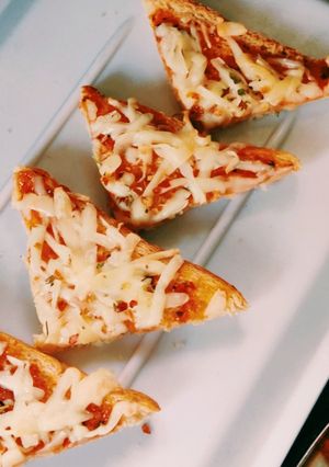 A picture of Open bread pizza.