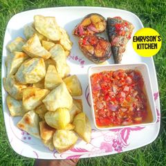 A picture of Fried potatoes/pepper sauce/fish.
