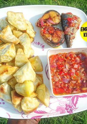 A picture of Fried potatoes/pepper sauce/fish.