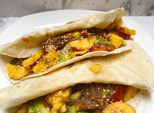 Una foto de Tacos 🌮 a mi manera colombianizados con plátano maduro y carne desmechada