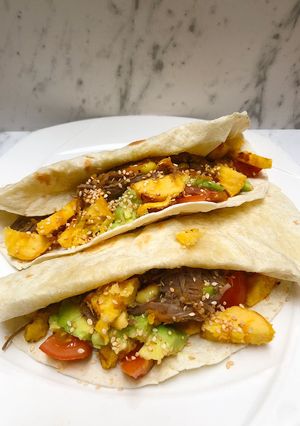 Una foto de Tacos 🌮 a mi manera colombianizados con plátano maduro y carne desmechada