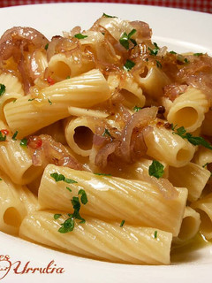 Una foto de Tortiglioni al olio, con ajo y chalota
