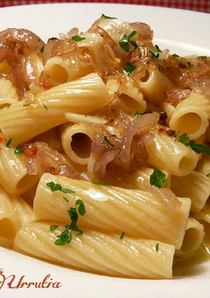 Una foto de Tortiglioni al olio, con ajo y chalota