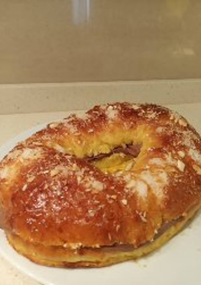 Una foto de Roscón de Reyes de trufa