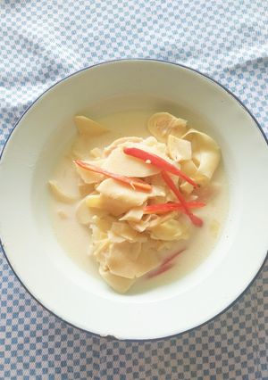 A picture of Rebung Kuah Curry Putih (Bamboo Shoot with White Curry).