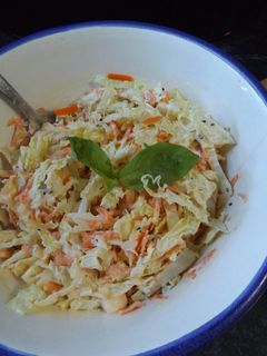 Una foto de Ensalada de repollo con zanahorias y manzana con mayonesa de niguella