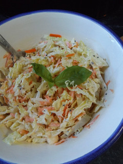 Una foto de Ensalada de repollo con zanahorias y manzana con mayonesa de niguella