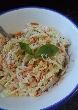 Una foto de Ensalada de repollo con zanahorias y manzana con mayonesa de niguella