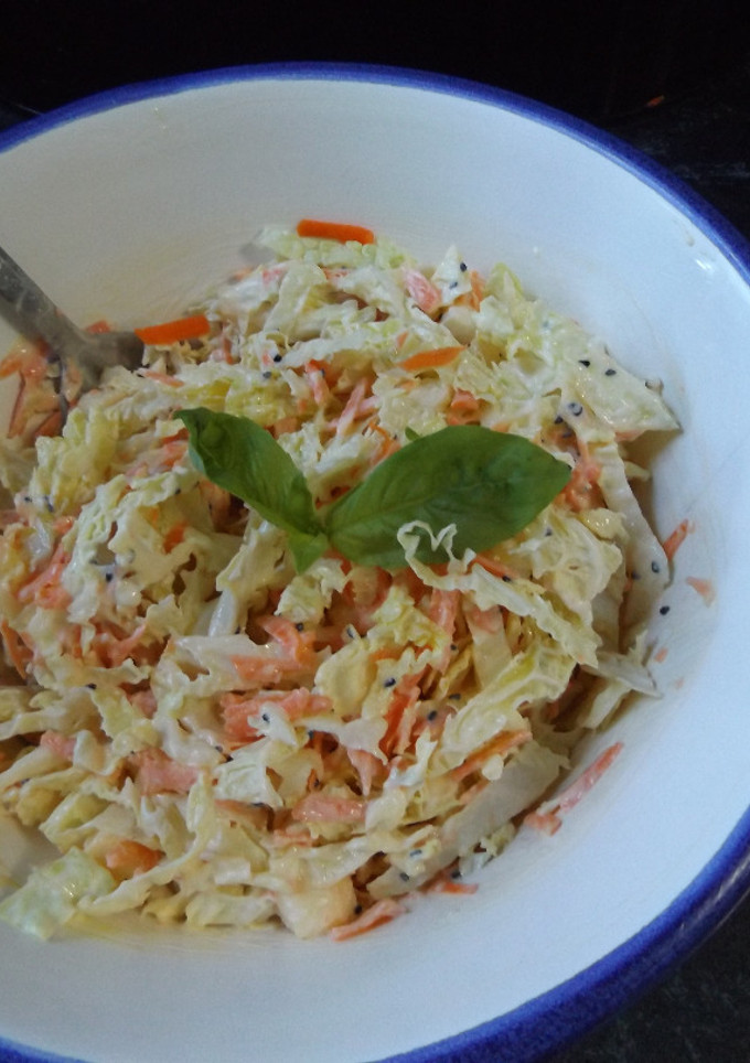 Una foto de Ensalada de repollo con zanahorias y manzana con mayonesa de niguella