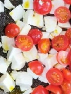 Foto de Feta com Tomate Cherry, Ervas e Azeitonas