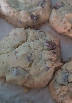 A picture of Crunchy chocolate chip cookies.