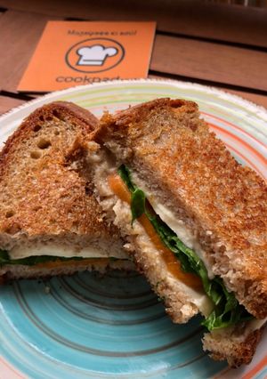 Φωτογραφία της συνταγής Grilled cheese sandwich με λωτό, μοτσαρέλα και ρόκα