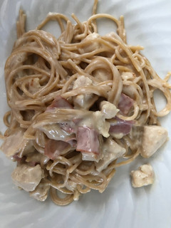 Una foto de Espaguetti Alfredo Light con bacon