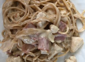 Una foto de Espaguetti Alfredo Light con bacon