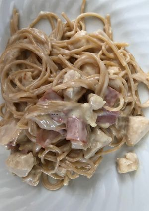 Una foto de Espaguetti Alfredo Light con bacon