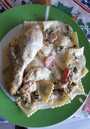 Una foto de Ravioles con pollo a la crema