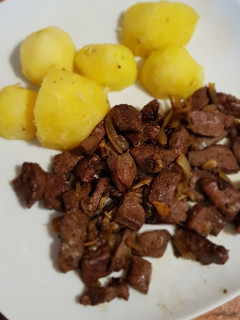 Una foto de Hígado encebollado con papas guisadas