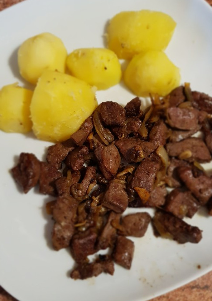 Una foto de Hígado encebollado con papas guisadas