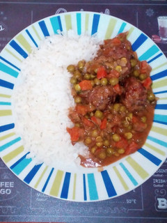 Una foto de Albóndigas en salsa de tomate y queso