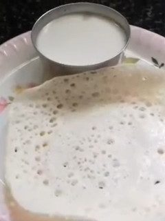 ஆப்பம் வித் தேங்காய் பால் (Appam with thenkai paal recipe in tamil) செய்முறை முக்கிய புகைப்படம்