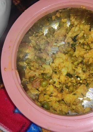गोभी मटर की सब्जी (gobi matar ki sabzi recipe in Hindi) रेसिपी मुख्य फोटो