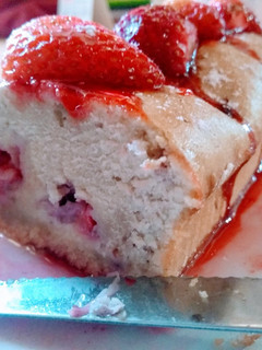 Una foto de Budín con frutillas