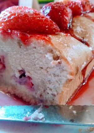 Una foto de Budín con frutillas