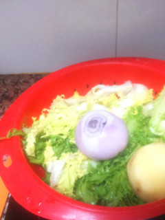 Una foto de Escarola hervida y puré de pavo con guisantes