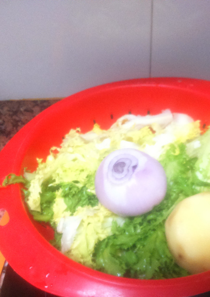 Una foto de Escarola hervida y puré de pavo con guisantes