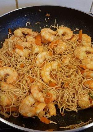 Une photo de Nouilles chinoises sautées aux crevettes au wok
