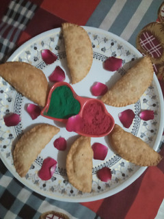 सूजी मावा गुजिया (Suji mawa gujiya recipe in hindi) रेसिपी मुख्य फोटो