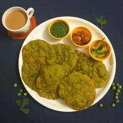 A picture of Mutter methi puri.