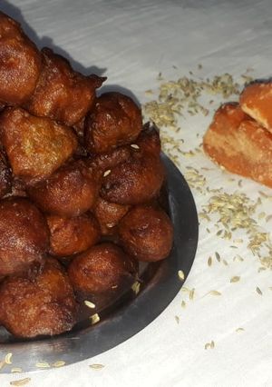 ગુલગુલા (Gulgula Recipe In Gujarati) રેસીપી મુખ્ય ફોટો