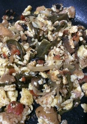 Una foto de Rajas poblanas con huevo