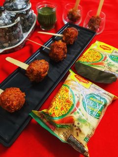पोटैटो चीजी मैगी लॉलीपॉप (Potato cheesy maggi lollipop recipe in hindi) रेसिपी मुख्य फोटो
