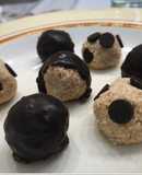 Trufas de coco rallado y leche condensada rellenas de nuez bañadas en chocolate